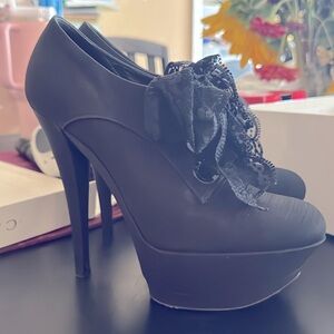 Women’s black size 7 like new Casadei shoes